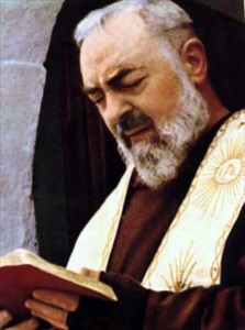 padre_pio_legge